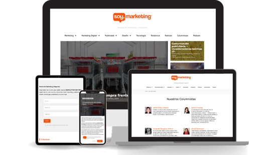 Tres dispositivos digitales que muestran la página de inicio del sitio web "Revista de Marketing 'Soy.Marketing'", con secciones sobre estrategias de marketing y miembros del equipo.