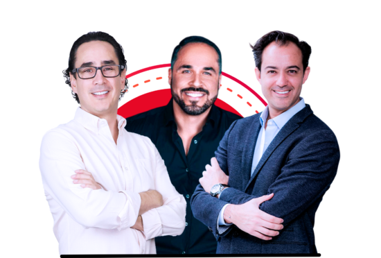 Tres hombres sonrientes vestidos de negocios parados en fila con los brazos cruzados, aislados en un fondo blanco con un diseño de semicírculo rojo detrás de ellos.