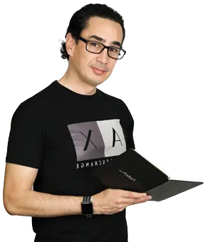 Una descripción modificada usando una de tus palabras clave sería:
Un hombre en una camiseta negra sosteniendo artículos de publicidad en un cuaderno con una mano y