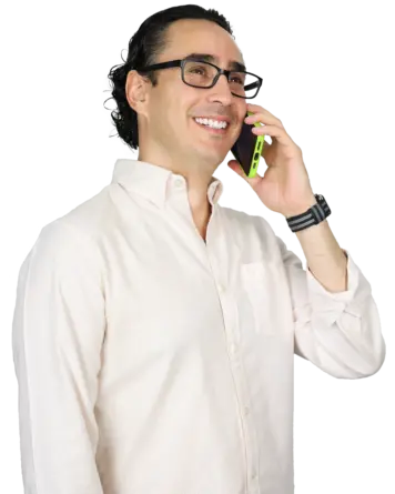 Hombre con camisa blanca hablando por teléfono móvil y sonriendo para Contacto Hans Hatch.