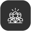 Ícono de tres personas con bombillas sobre sus cabezas, que simboliza un grupo que intercambia ideas o intercambia ideas.